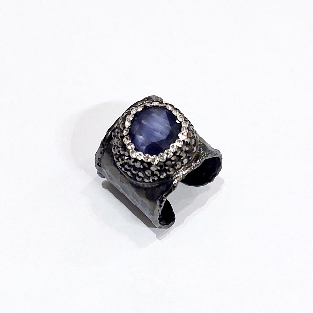 Mavro-daxtylidi-Samira-mple-petradi